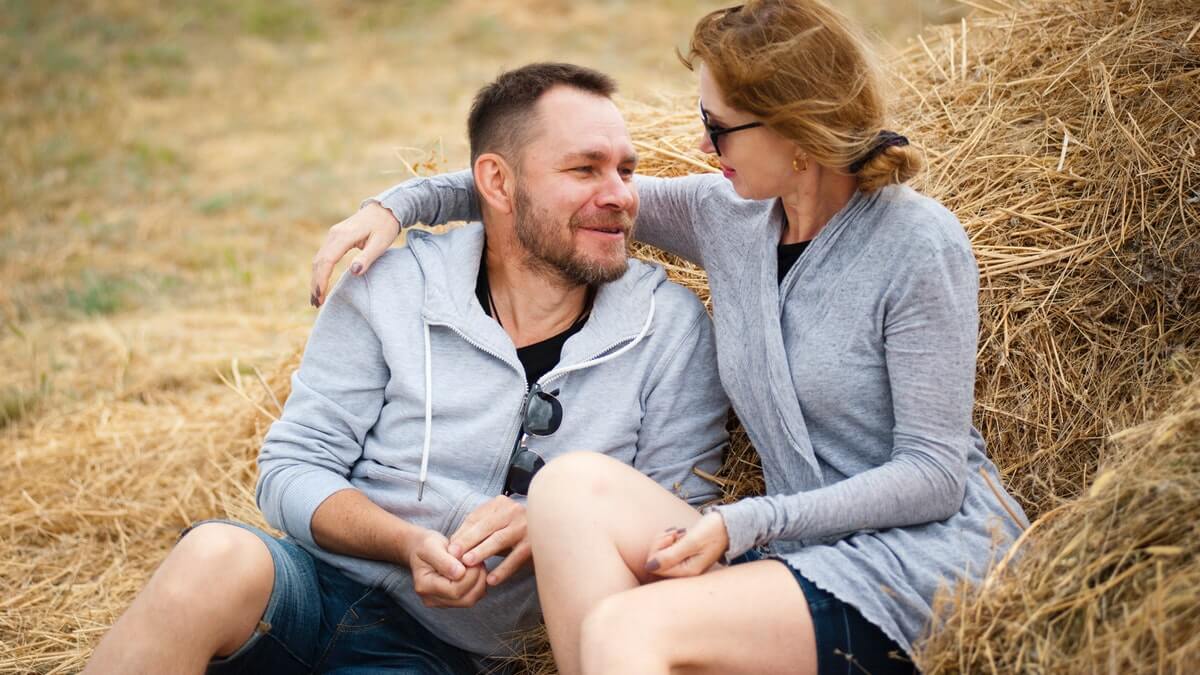 man and woman sitting on hay looking at each other, inpatient benzodiazepine detox, benzodiazepine detox, benzodiazepine detox